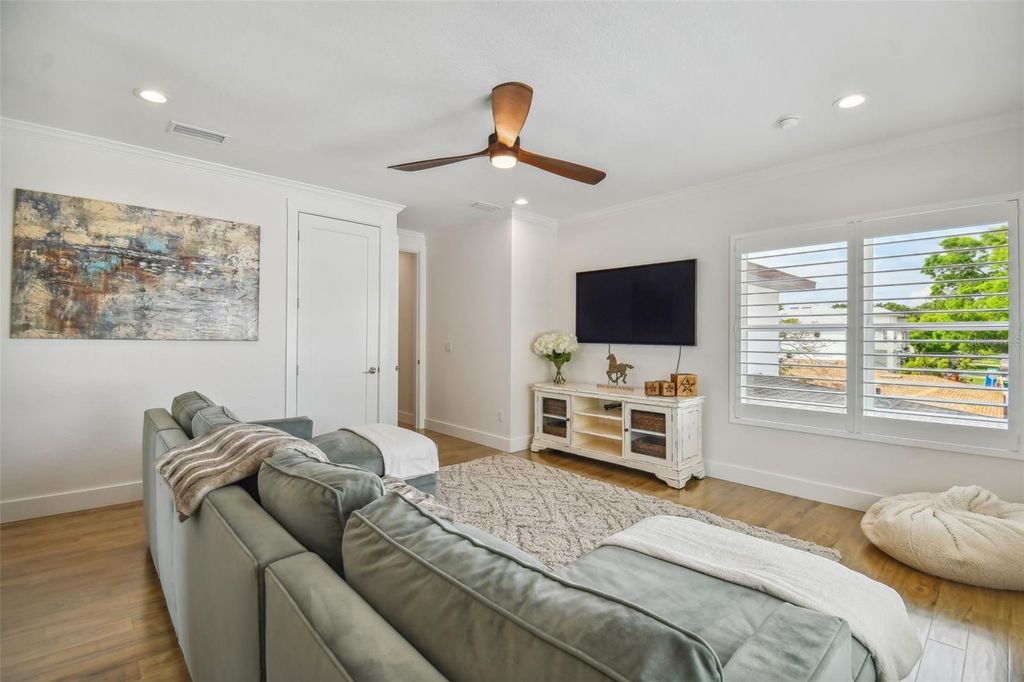 Image 40 of property listing at 4835 W BAY VILLA AVENUE, Tampa, FL 33611