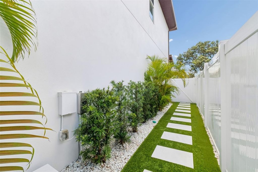 Image 59 of property listing at 4835 W BAY VILLA AVENUE, Tampa, FL 33611