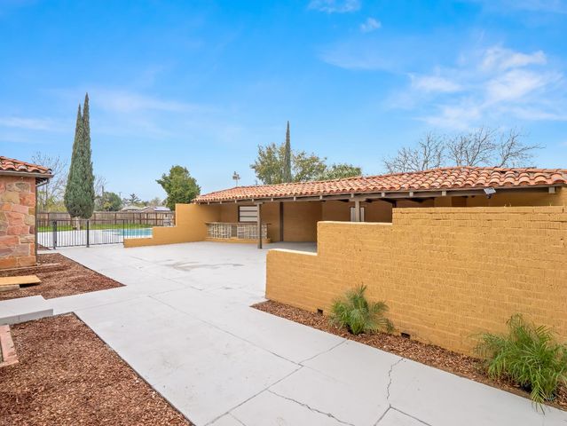 4933 E Tulare Street, Fresno, CA 93727