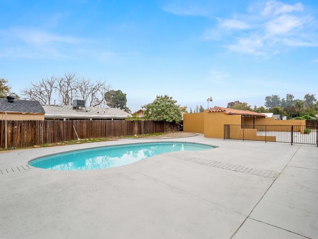 4933 E Tulare Street, Fresno, CA 93727