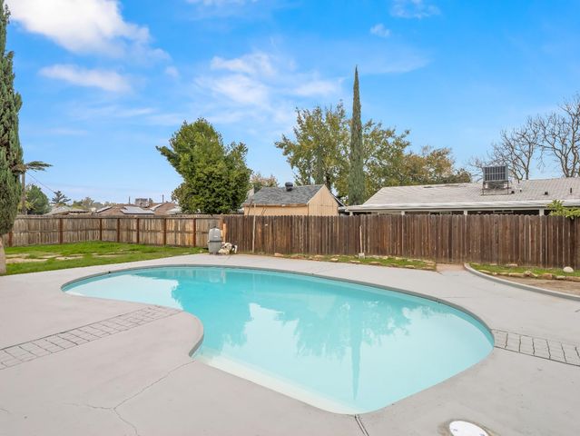 4933 E Tulare Street, Fresno, CA 93727