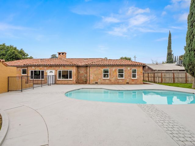 4933 E Tulare Street, Fresno, CA 93727