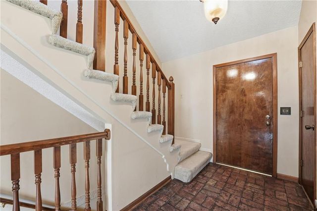 8505 Rosehill Road, Lenexa, KS 66215