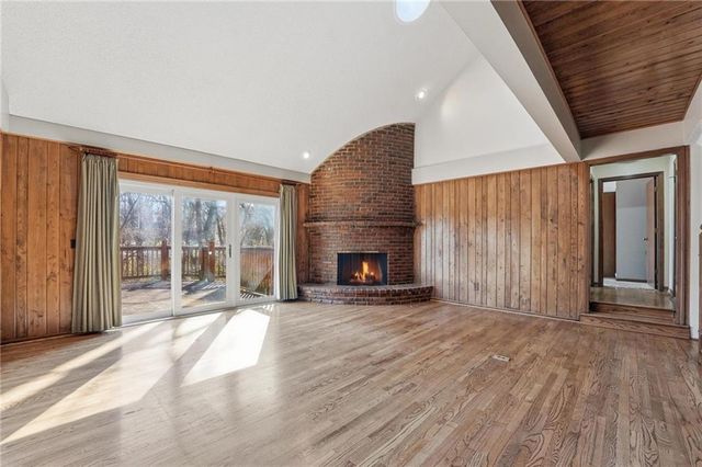 8505 Rosehill Road, Lenexa, KS 66215