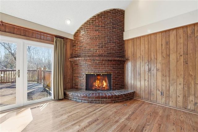 8505 Rosehill Road, Lenexa, KS 66215