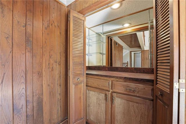 8505 Rosehill Road, Lenexa, KS 66215