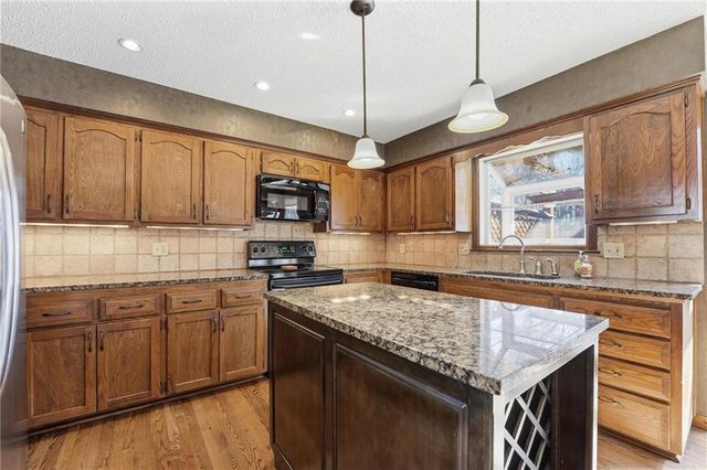 8505 Rosehill Road, Lenexa, KS 66215