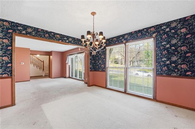 8505 Rosehill Road, Lenexa, KS 66215