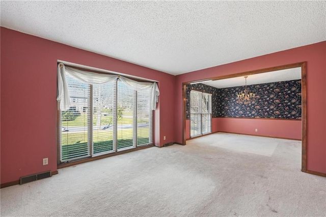 8505 Rosehill Road, Lenexa, KS 66215