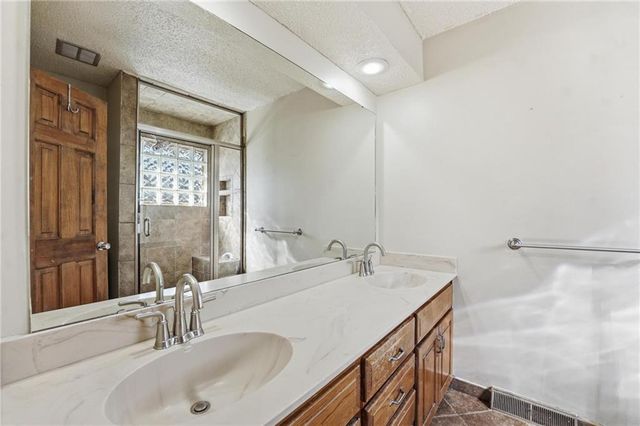 8505 Rosehill Road, Lenexa, KS 66215