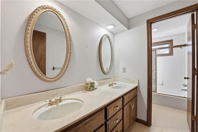 8505 Rosehill Road, Lenexa, KS 66215