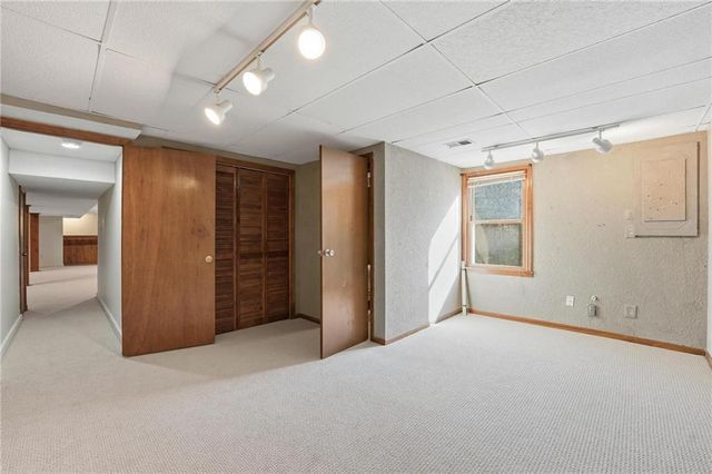 8505 Rosehill Road, Lenexa, KS 66215