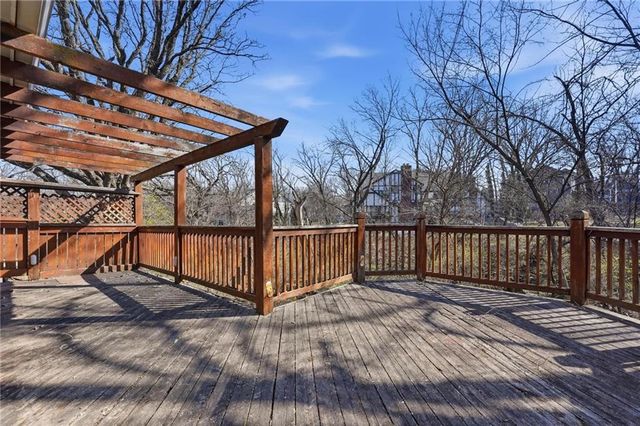 8505 Rosehill Road, Lenexa, KS 66215