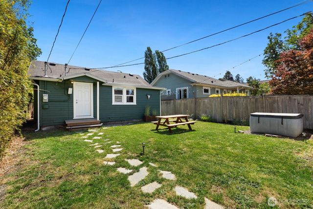 5405 25th Avenue SW, Seattle, WA 98106