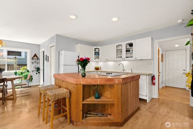 5405 25th Avenue SW, Seattle, WA 98106