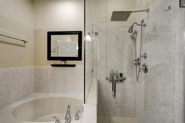 1063 PASEO DEL RIO NE, St Petersburg, FL 33702