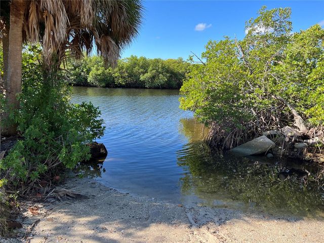 1063 PASEO DEL RIO NE, St Petersburg, FL 33702