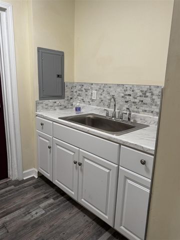 5455 S Wayne Road, Wayne, MI 48184