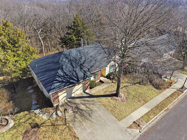 2412 HILLSHIRE DR, Columbia, MO 65203