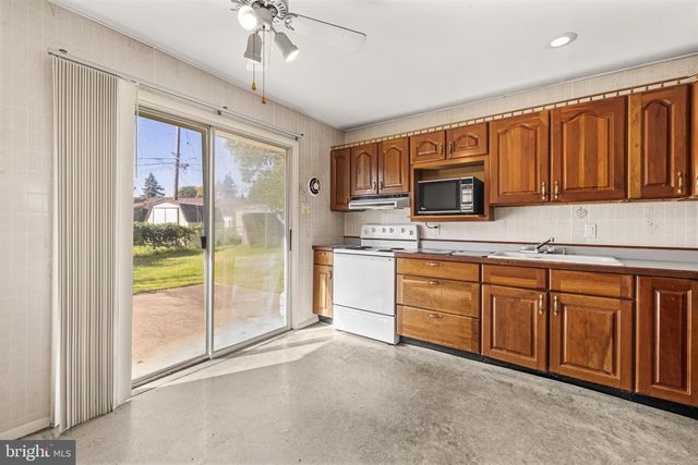 802 RICHWILL LN, York, PA 17404