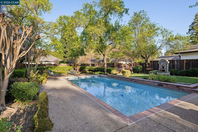 25 Woodland Dr, Alamo, CA 94507