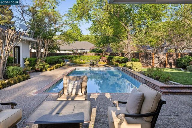 25 Woodland Dr, Alamo, CA 94507