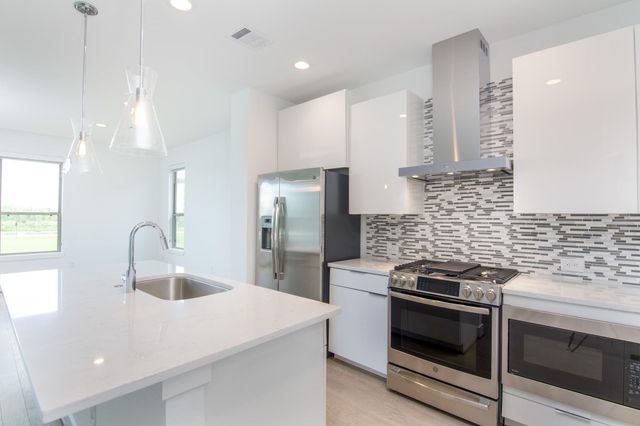 462 S Centro Circle, Shenandoah, TX 77385