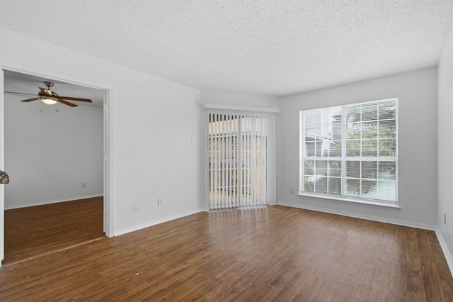 18333 Roehampton Drive 1323, Dallas, TX 75252
