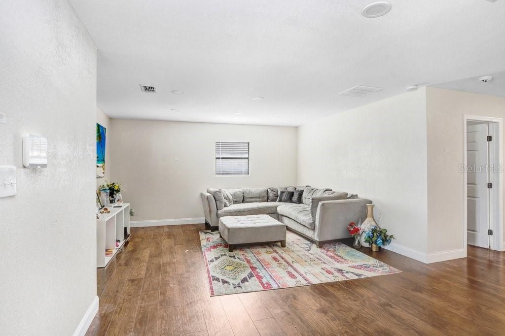 Image 3 of property listing at 903 N PARK ROAD, Plant City, FL 33563