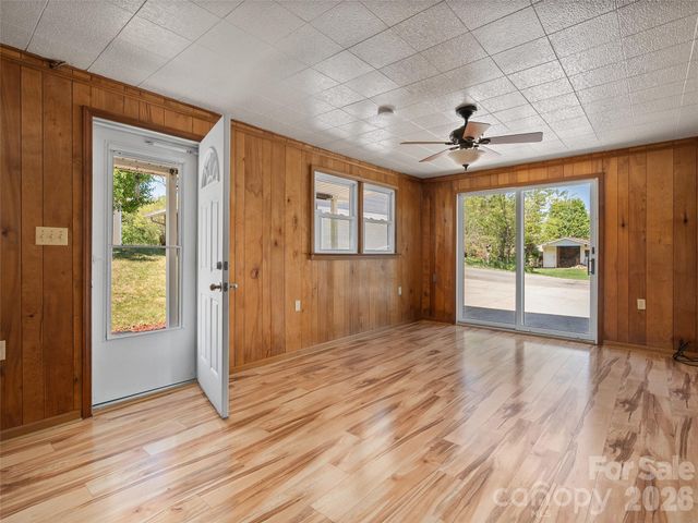 17 W Farley Street, Waynesville, NC 28786