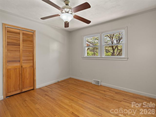 17 W Farley Street, Waynesville, NC 28786