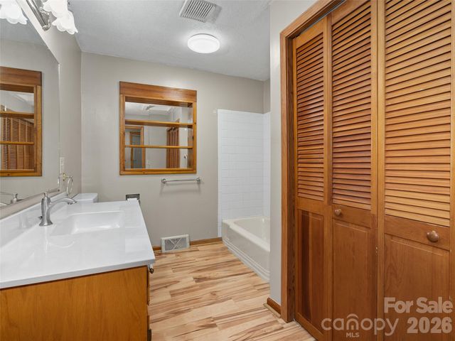 17 W Farley Street, Waynesville, NC 28786