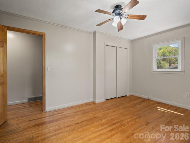 17 W Farley Street, Waynesville, NC 28786