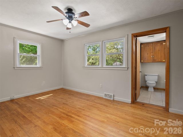 17 W Farley Street, Waynesville, NC 28786