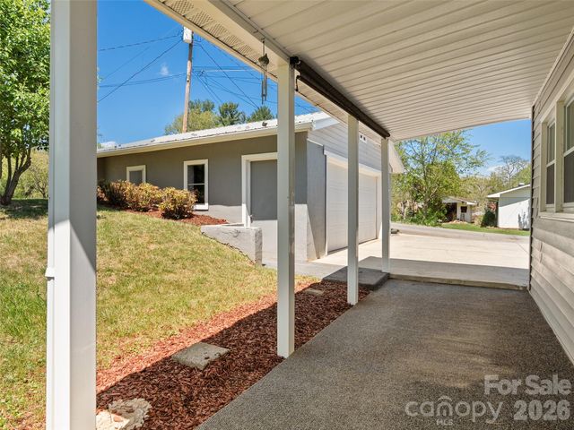 17 W Farley Street, Waynesville, NC 28786