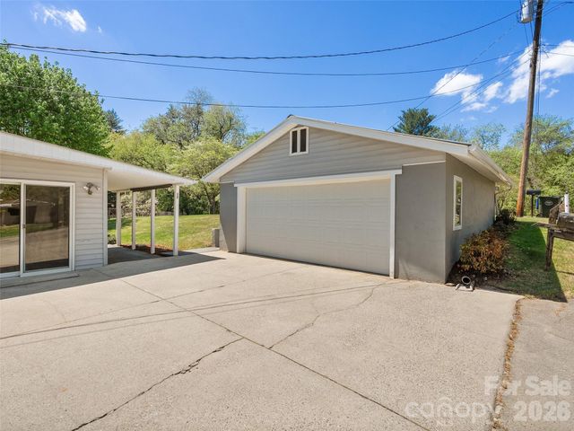 17 W Farley Street, Waynesville, NC 28786