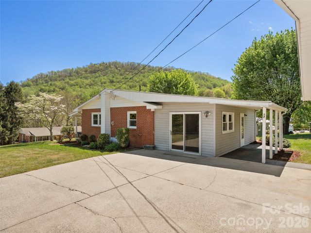 17 W Farley Street, Waynesville, NC 28786