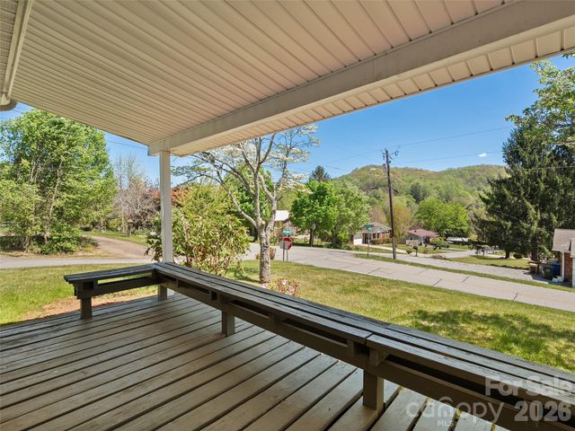 17 W Farley Street, Waynesville, NC 28786