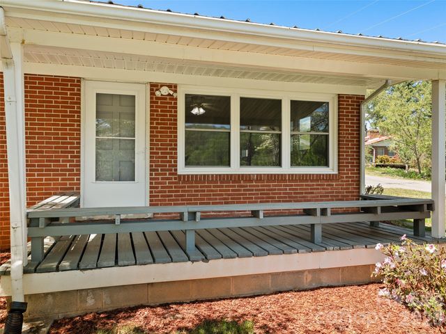 17 W Farley Street, Waynesville, NC 28786