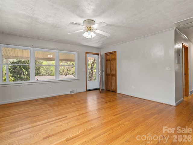 17 W Farley Street, Waynesville, NC 28786