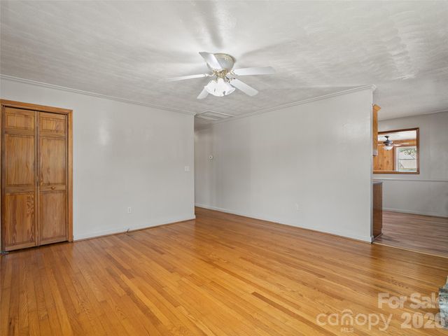 17 W Farley Street, Waynesville, NC 28786