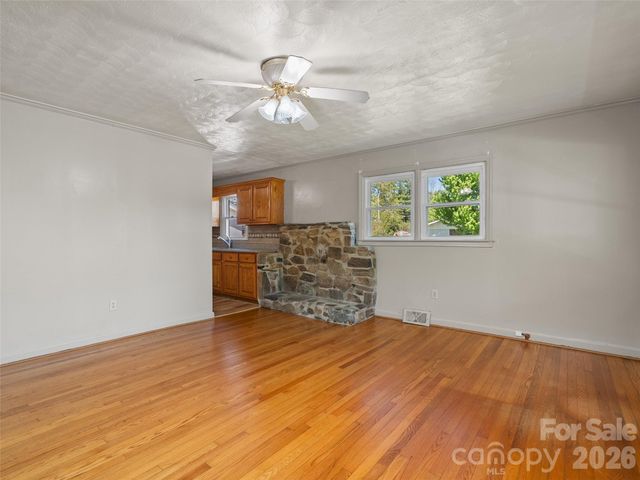 17 W Farley Street, Waynesville, NC 28786