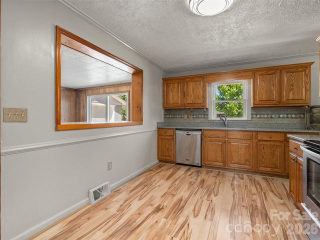 17 W Farley Street, Waynesville, NC 28786