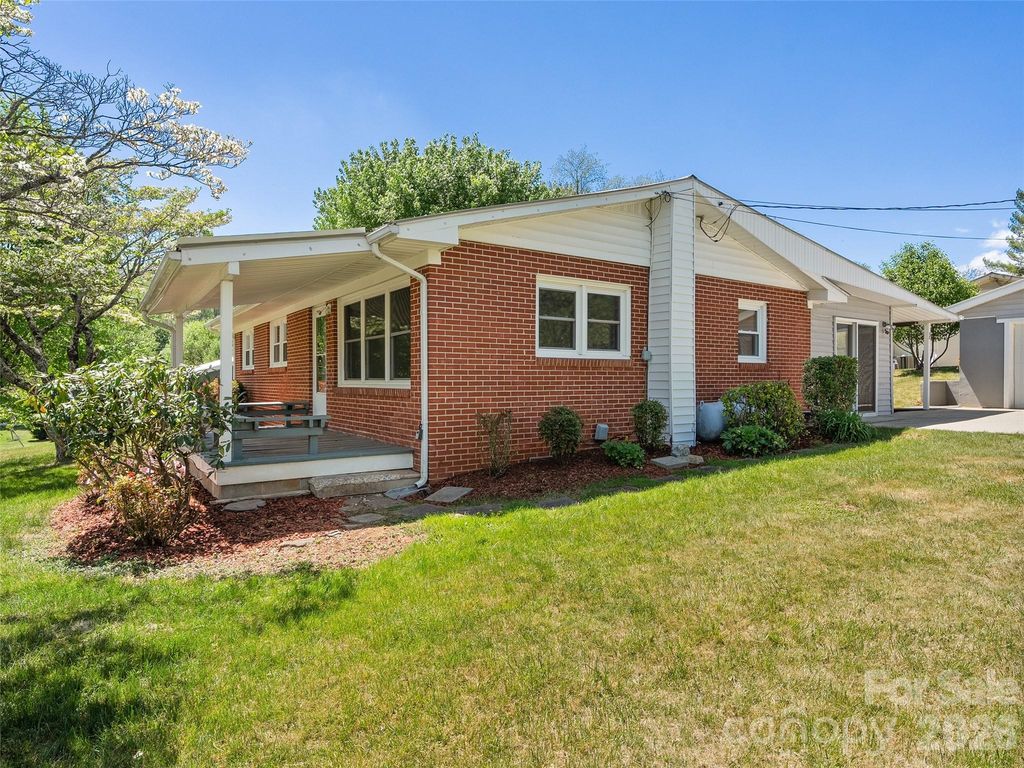 17 W Farley Street, Waynesville, NC 28786