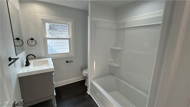 106 E Liberty Street, Girard, OH 44420