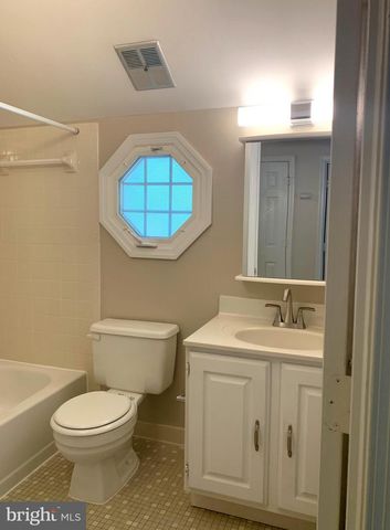 5606 LIGHT INFANTRY DR, Burke, VA 22015