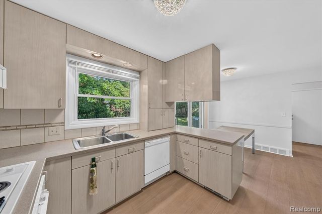 29653 Club House Lane, Farmington Hills, MI 48334