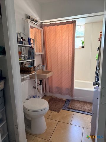 1114 Reyes Street, San Marcos, TX 78666