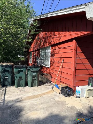 1114 Reyes Street, San Marcos, TX 78666