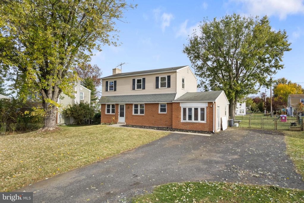 906 MONTGOMERY AVE, Pennsburg, PA 18073